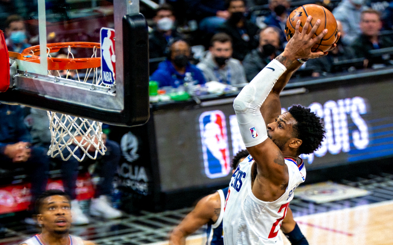 NBA篮球比赛扣篮精彩画面 - 球员飞跃扣篮