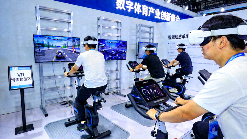 数字体育产业创新峰会展览区 - 观众体验VR体育游戏与智能健身设备