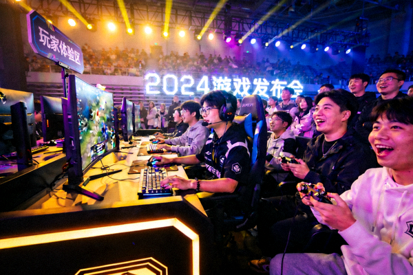 游戏发布会现场玩家体验 - 电竞选手在舞台上比赛